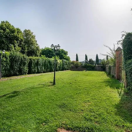 Appartement In With Garden